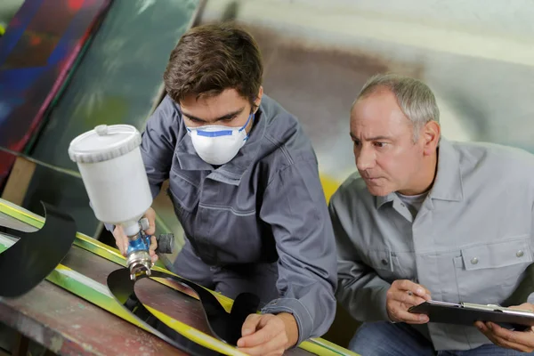 Werknemer Met Beschermend Masker Schilderen Een Fabriek — Stockfoto