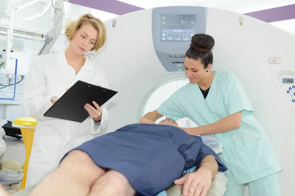 Médico Inspeccionando Registro Los Pacientes — Foto de Stock