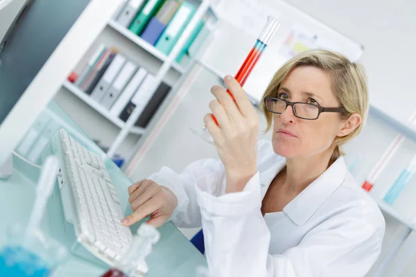 Mulher Pesquisadora Laboratório Faz Análises Sobre Novo Tratamento — Fotografia de Stock