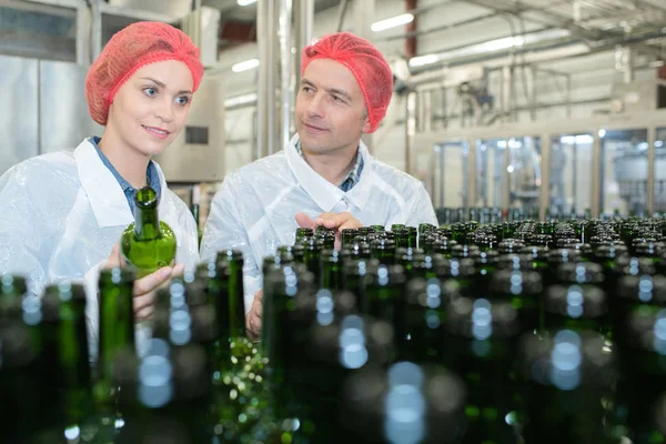 Lavoratori Con Bottiglie Verdi — Foto Stock