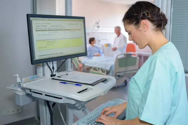 Nurse Typing Computer Keyboard — Stock Photo, Image