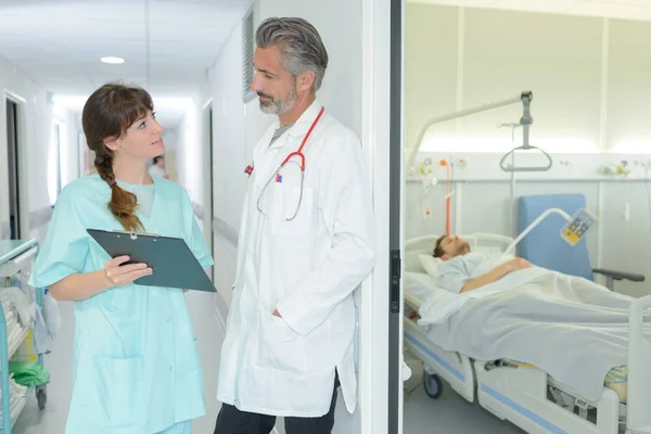 Médico Una Enfermera Hablando — Foto de Stock