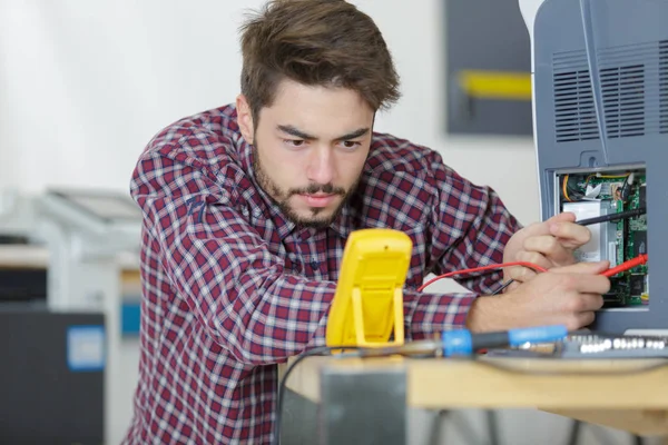 Mätning Spänning Vägguttaget Med Multimeter — Stockfoto