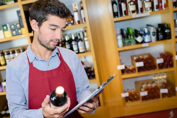 Vendedor Haciendo Inventario Tienda Vinos —  Fotos de Stock