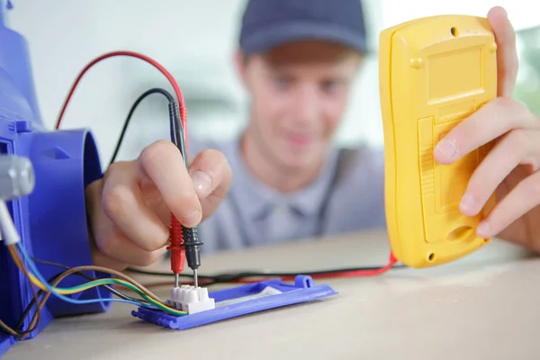 Jonge Elektricien Testen Van Stroom — Stockfoto