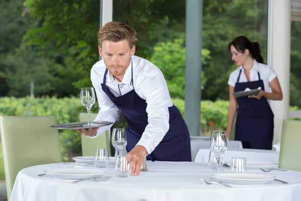 Male Waiter Setting Wedding Table — Stock Photo, Image