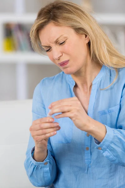 Mature woman suffers finger injury — Stock Photo, Image