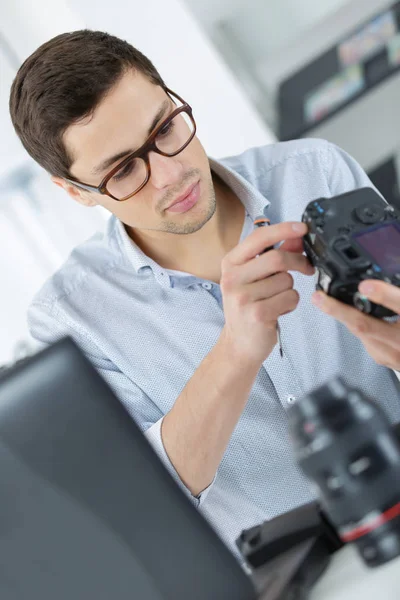 Glad Anställd Tekniker Vid Arbete Med Dator Och Kamera — Stockfoto