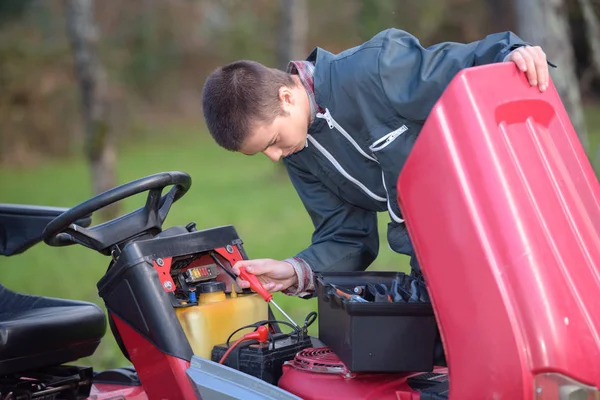 Mechanik pracuje na motoru sekačky — Stock fotografie