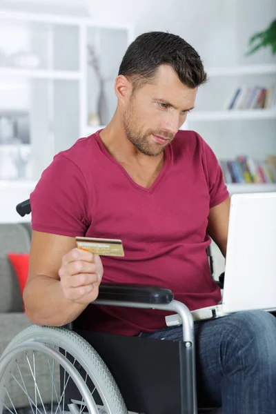 Ενήλικα άνδρα σε αναπηρικό καροτσάκι αγοράζουν σε απευθείας σύνδεση — Φωτογραφία Αρχείου