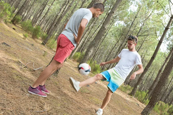 Unga Män Spelar Fotboll Skogen — Stockfoto