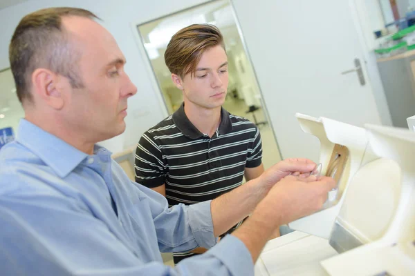 Mannen Och Lärling Med Apparat — Stockfoto