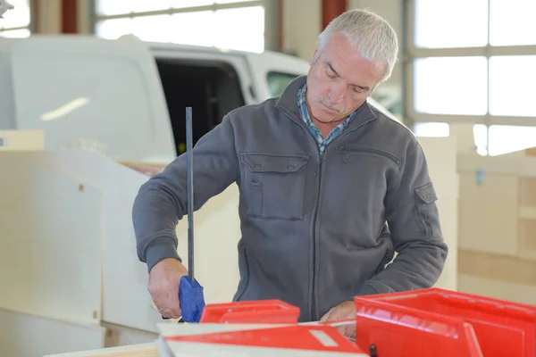 Lavoratore in un garage di magazzino — Foto Stock