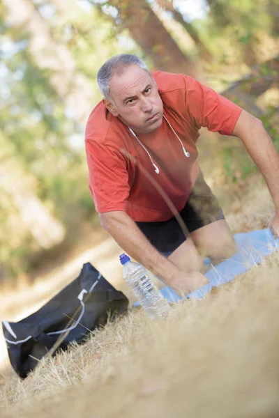 Homem de meia-idade treino no parque — Fotografia de Stock