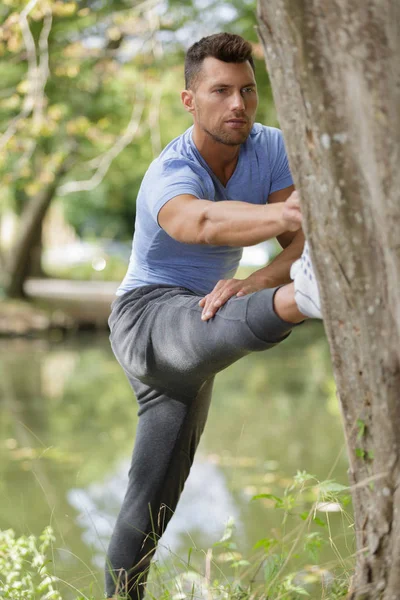 Alongamento e exercício e recreação — Fotografia de Stock