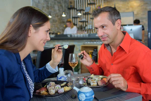 夫婦共有の美味しいお寿司 — ストック写真