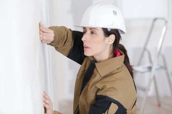 Будівельник жінка в приміщенні працівник штукатурка стіни — стокове фото