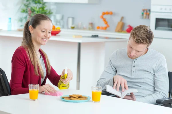 Par avkopplande i matsalen — Stockfoto