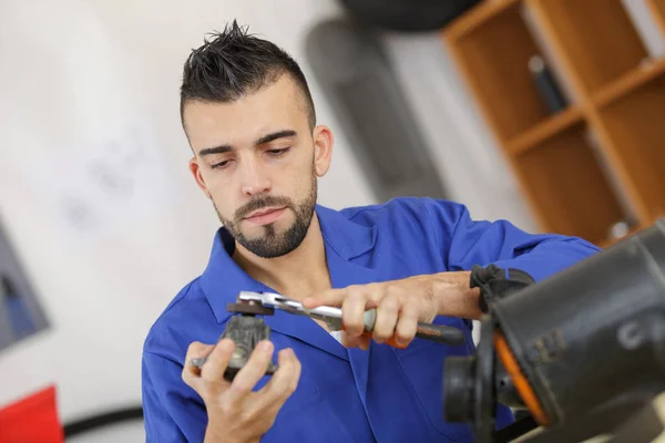 Technician cleaning a motor part — Stock Photo, Image