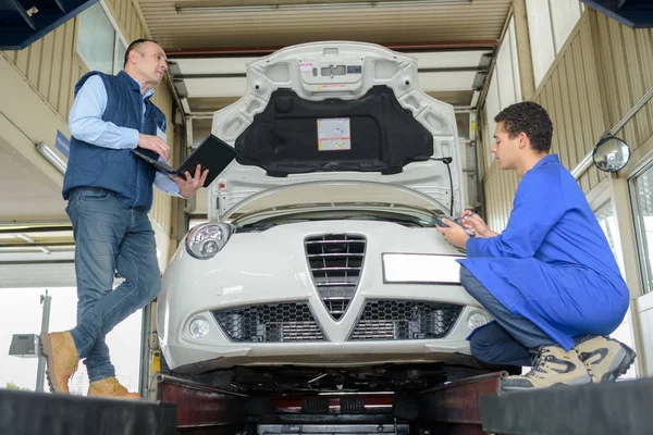 Twee Monteurs Werken Aan Een Auto — Stockfoto