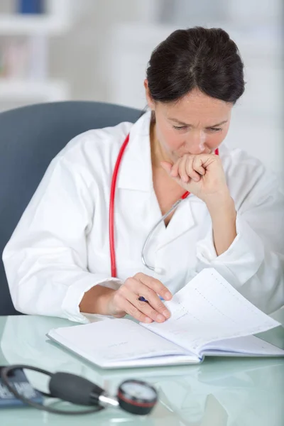Doctor working at desk — Stock Photo, Image