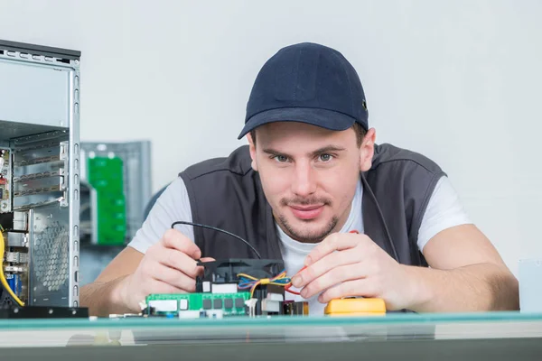 Portret mechanik komputer — Zdjęcie stockowe