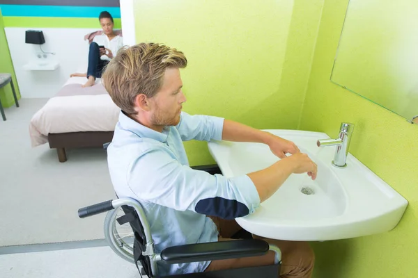 Hombre discapacitado lavándose las manos en el lavabo —  Fotos de Stock