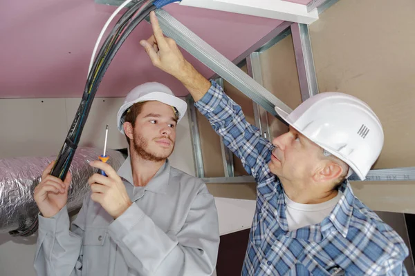 Ingegneri Elettricisti Lavorano Con Cavi — Foto Stock