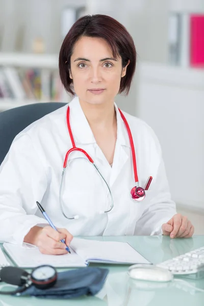 Retrato Una Joven Doctora Consultorio —  Fotos de Stock