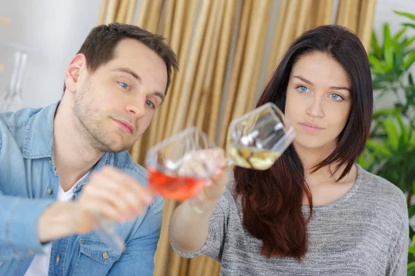Casal desfrutando e bebendo vinho na degustação — Fotografia de Stock