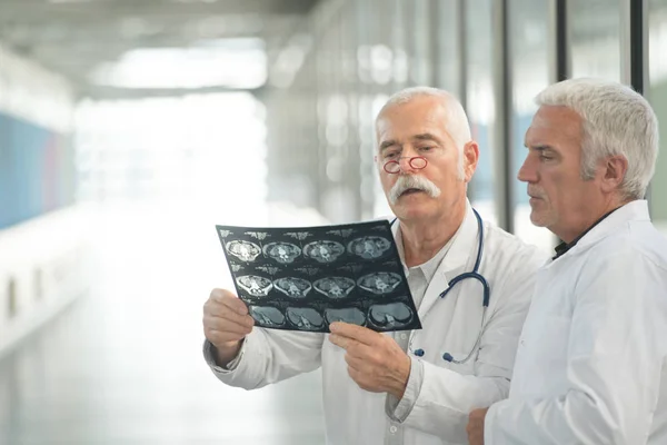 Médicos Examinando Raio — Fotografia de Stock