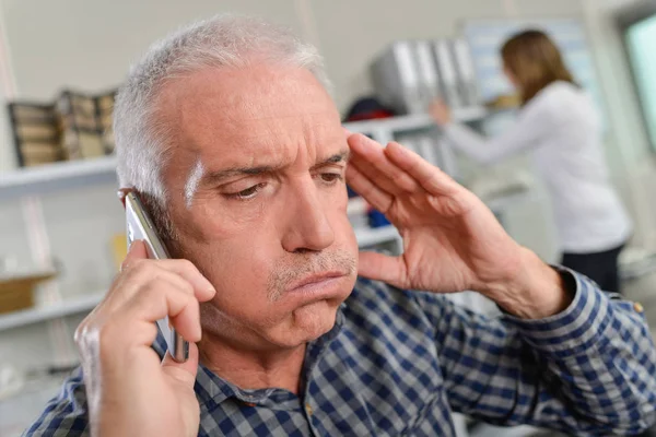 Mann Telefon Sieht Gestresst Aus — Stockfoto