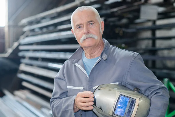 Leitender Klempner Seiner Werkstatt — Stockfoto