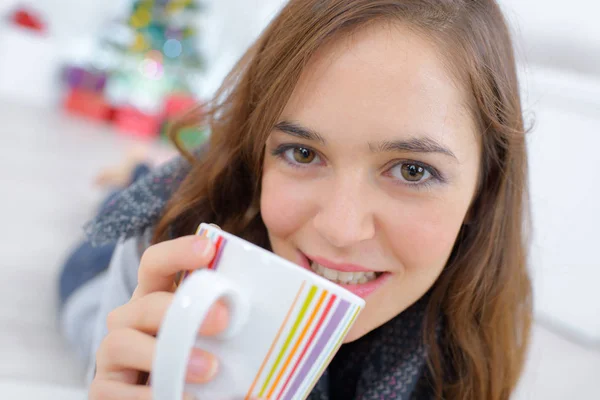 Jeune femme intelligente réussie tenant tasse — Photo