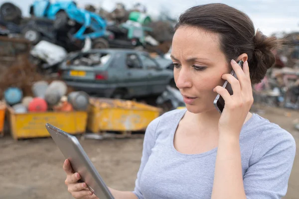 Mujer Con Teléfono Móvil Carpeta Archivos Fuera Fábrica —  Fotos de Stock