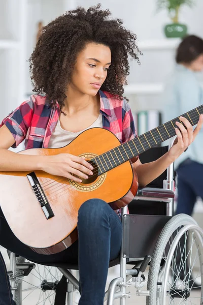 Menina Deficiente Tocando Guitarra — Fotografia de Stock