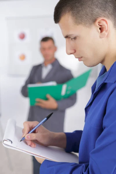 Studente Primo Piano Prendere Appunti Insegnante Offuscata Background — Foto Stock