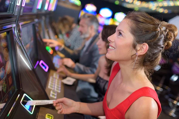 Giovane bella donna che gioca la slot machine — Foto Stock
