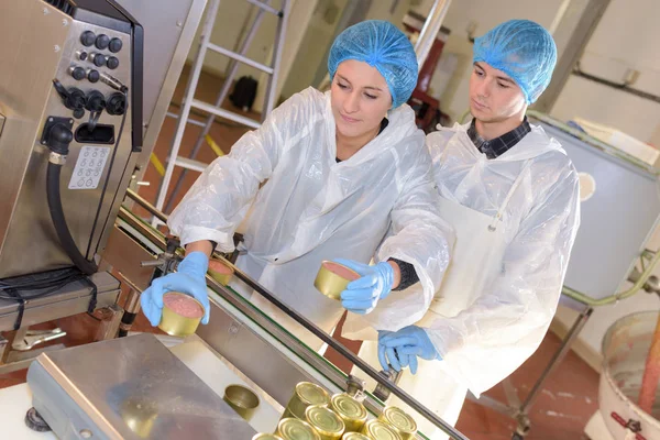 Controle de qualidade da fábrica pesagem produto — Fotografia de Stock