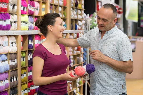 Smiling Woman Customer Choosing Various Yarn Sewing Store — Stock Photo, Image
