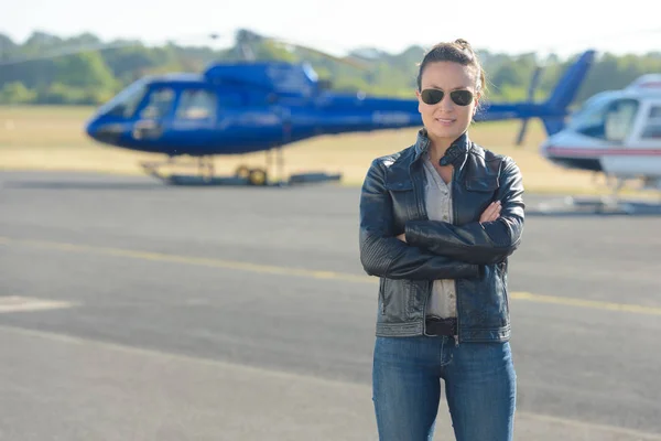 Vrouw en helikopters en werk — Stockfoto