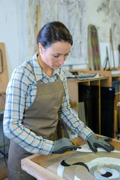 Young craftswoman produces objects in workshop — Stock Photo, Image