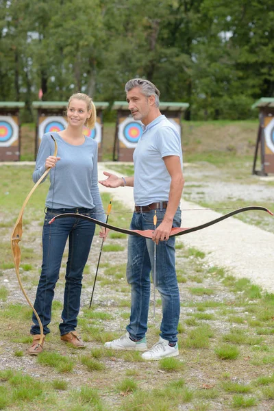 Друзья в клубе archery — стоковое фото