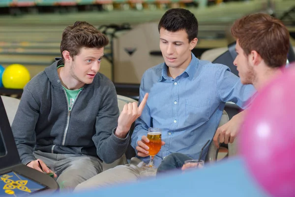 Drei Männer Unterhalten Sich Bowlingcenter — Stockfoto