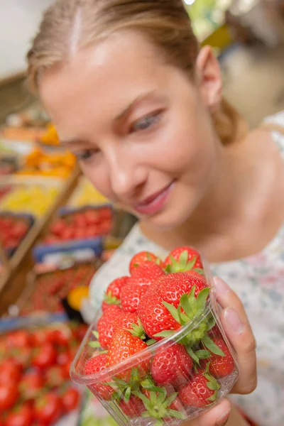 Dame tenant punnet de fraises — Photo