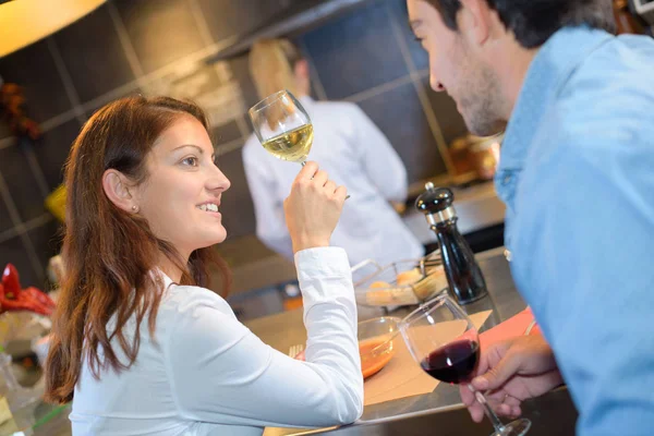 Schönes junges Paar mit Gläsern Wein im Restaurant — Stockfoto