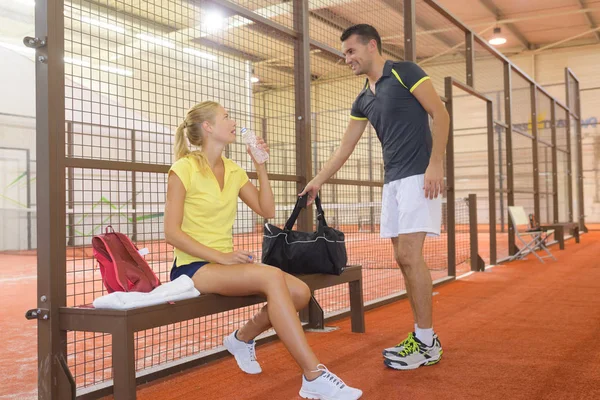 Sportsman och idrottskvinna vilar efter tennis träning — Stockfoto