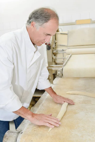 Panadero haciendo pan y panadero —  Fotos de Stock