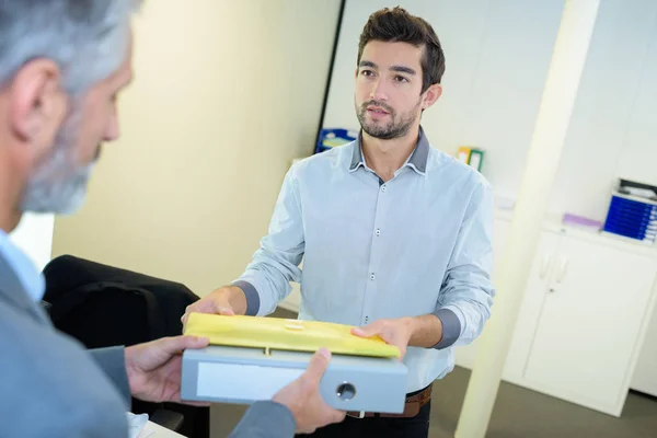 Dois Empresários Elaborando Novo Plano Para Projeto Futuro — Fotografia de Stock