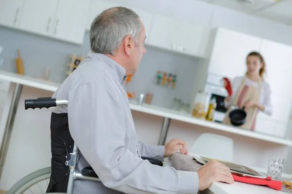 Service voor de gehandicapte oude man — Stockfoto